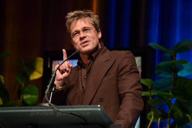 Brad Pitt wird sich mit Tom Cruise zusammenschließen, wenn sie geerdet bleiben: 'Ich werde meinen Arsch nicht vom Flugzeug s *** hängen.'