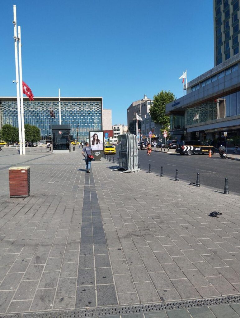 Polizeibarrikaden, die auf und um den Taksim Square platziert sind