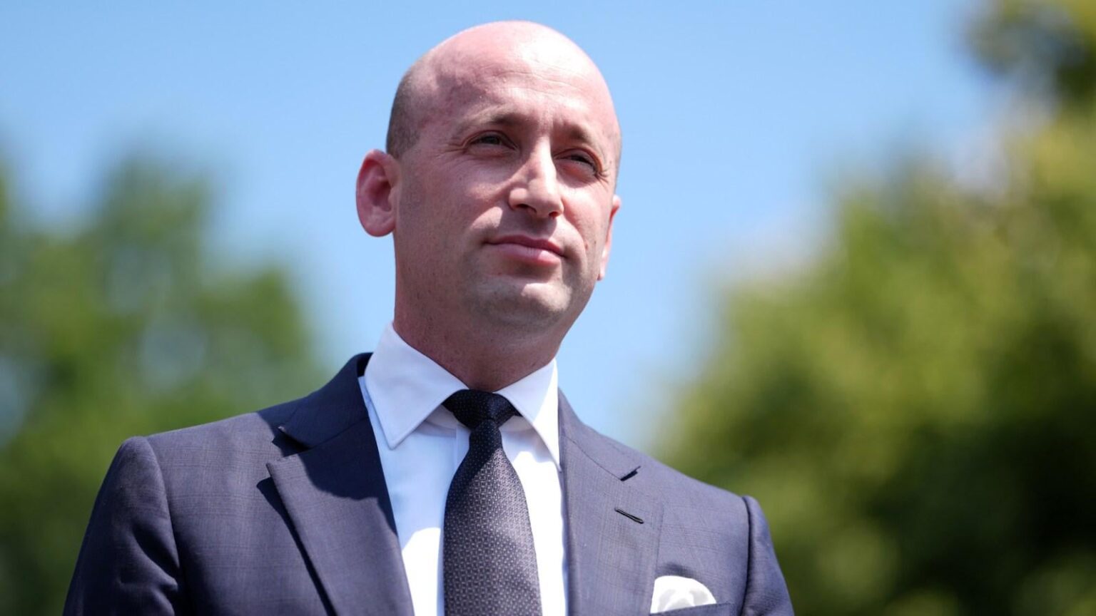 Stephen Miller hat finanzielle Beteiligung an Unternehmen, die Eis bei Deportationen hilft: Bericht
