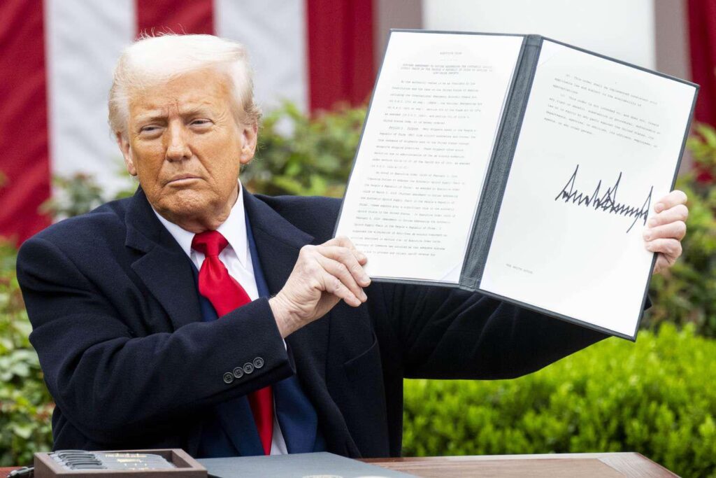 Trump hat jetzt in 5 Monaten mehr Führungsaufträge unterzeichnet als in 4 Jahren Trump hat jetzt in 5 Monaten mehr Führungsaufträge unterzeichnet als in 4 Jahren
