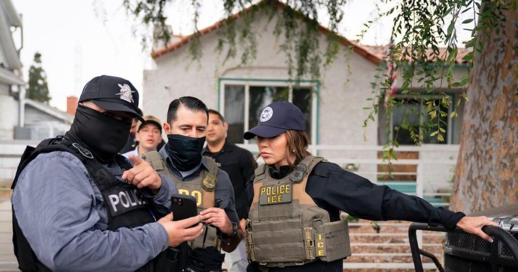 Ice Barbie ging auf versteckte Raid, das das Haus der schwangeren Mutter stürmte