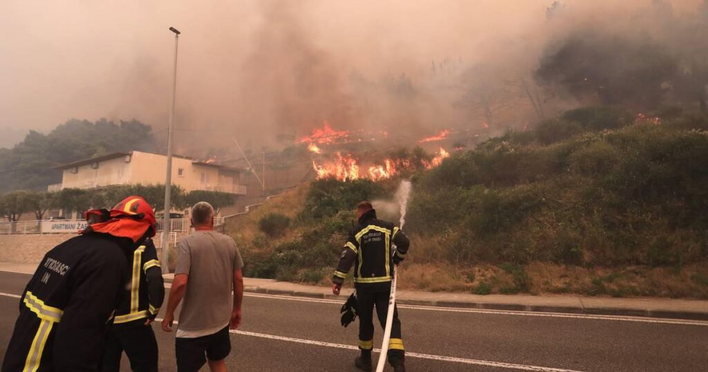 Foto verbrannt 12 Häuser, Autos … Feuerwehrmesser stockte Gesicht! Beobachten Sie ein Feuer aus der Luft … Foto verbrannt 12 Häuser, Autos ... Feuerwehrmesser stockte Gesicht! Beobachten Sie ein Feuer aus der Luft ...