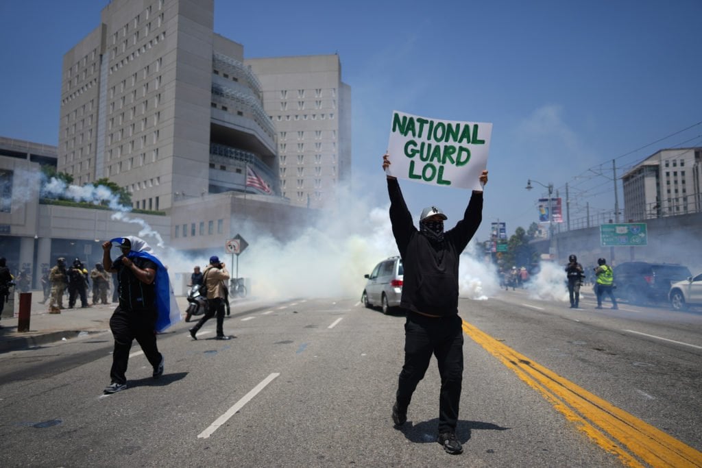 Tausende füllen die Straßen, blockieren die Autobahn in Los Angeles, nachdem Trump die Nationalgarde eingesetzt hat