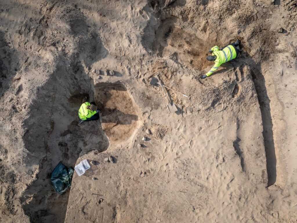 Siehe die Bilder: Spektakuläre Objekte, die während der Ausgrabung gefunden wurden - in den Gräbern wurde eine Reihe spektakulärer Objekte gefunden, die Verbindungen zur dänischen königlichen Kraft anzeigen können.