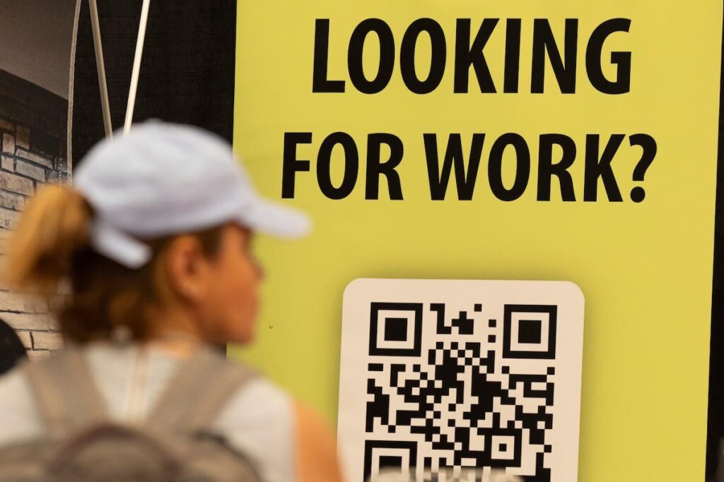 Ottawa erweitert das Sommerjob -Programm, da die Studenten einer hohen Arbeitslosigkeit ausgesetzt sind