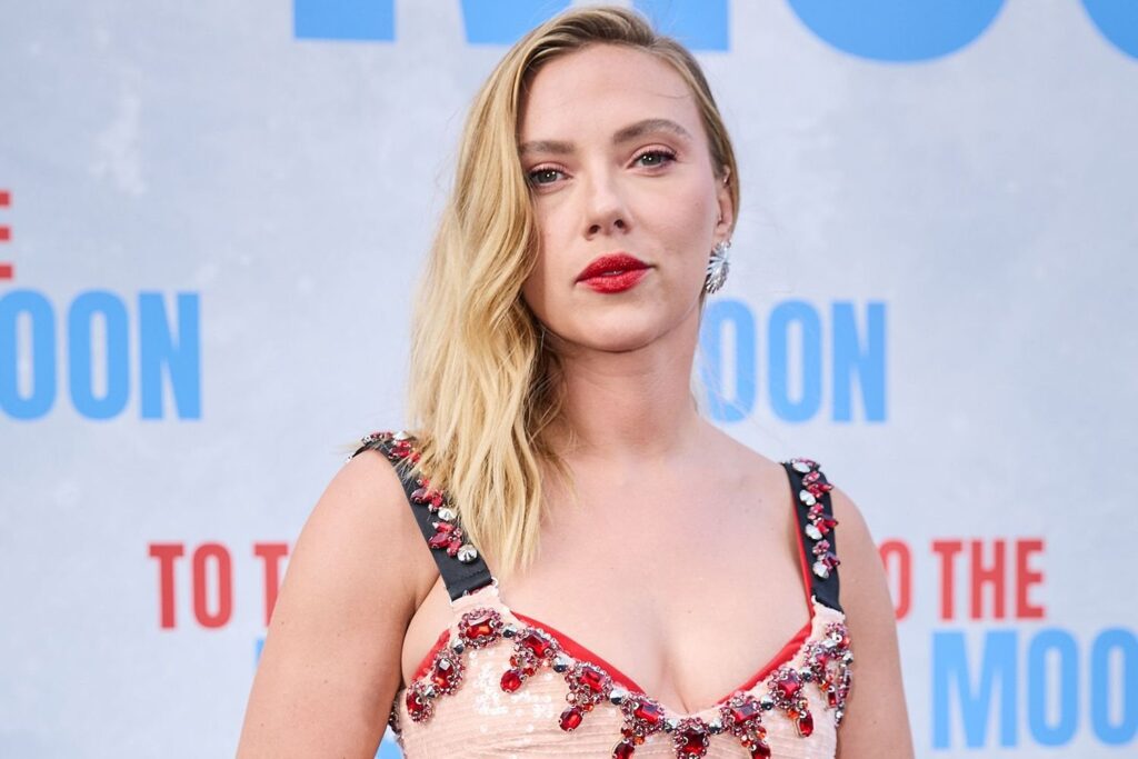 Scarlett Johansson sagt, dass Dating -Männer außerhalb von Hollywood "Eifersucht" verursacht haben, da die Schauspieler "sehr intim" werden, die "sehr intim" werden.