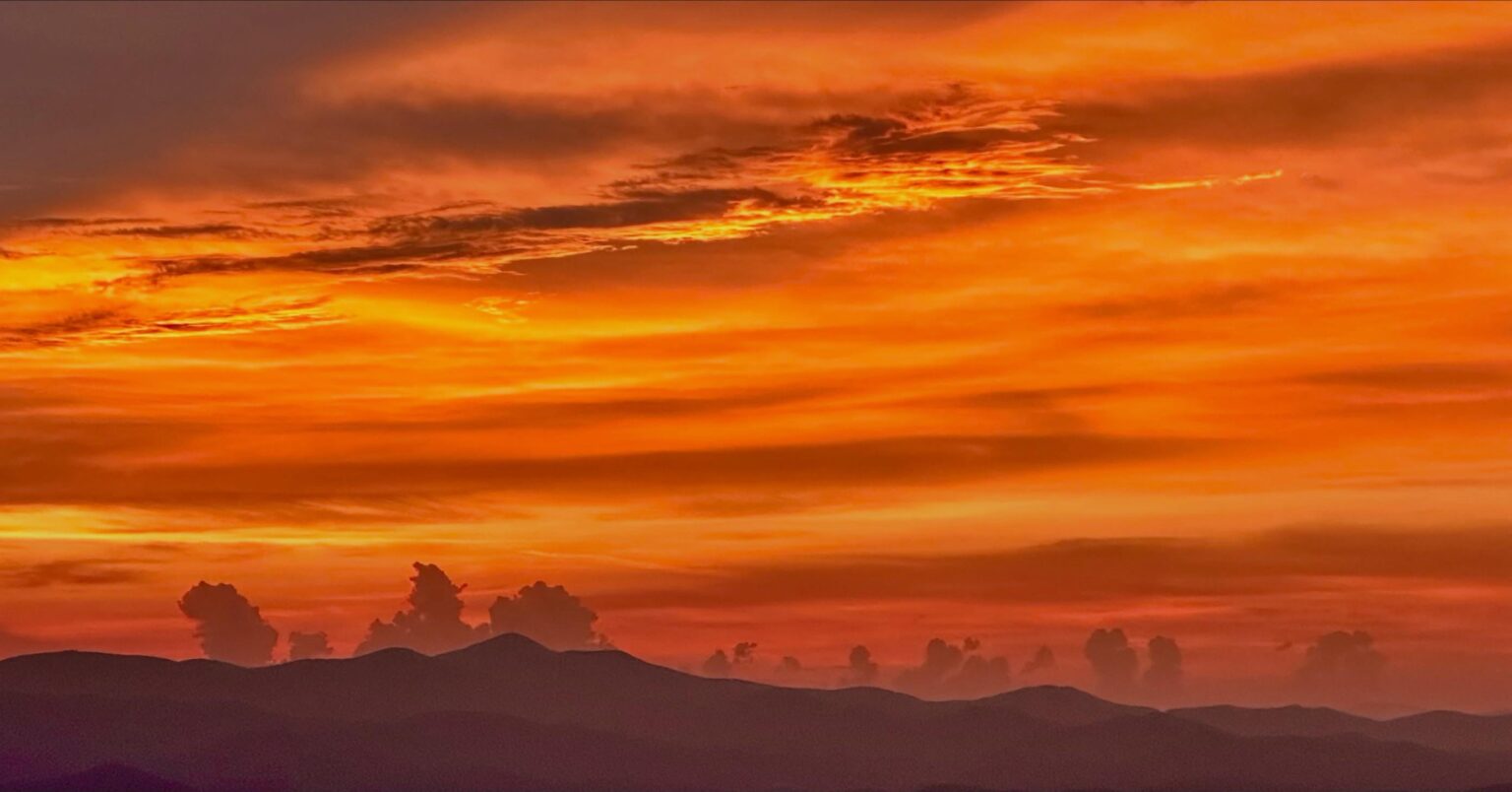 Nach einem großen Gewitter Sonnenuntergang über den Blue Ridge Mountains