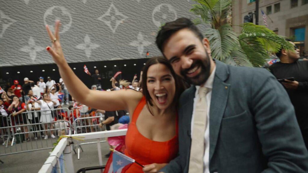 AOC vertieft demokratische Riss, indem er Cuomo -Anhänger als "Feiglinge" in der Bürgermeisterrasse in NYC schlägt