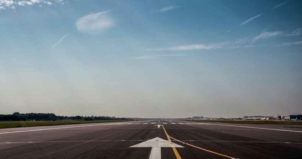 Nach dem Start mit 200 Personen an Bord stürzt ein Flugzeugabfall in Großbritannien.
