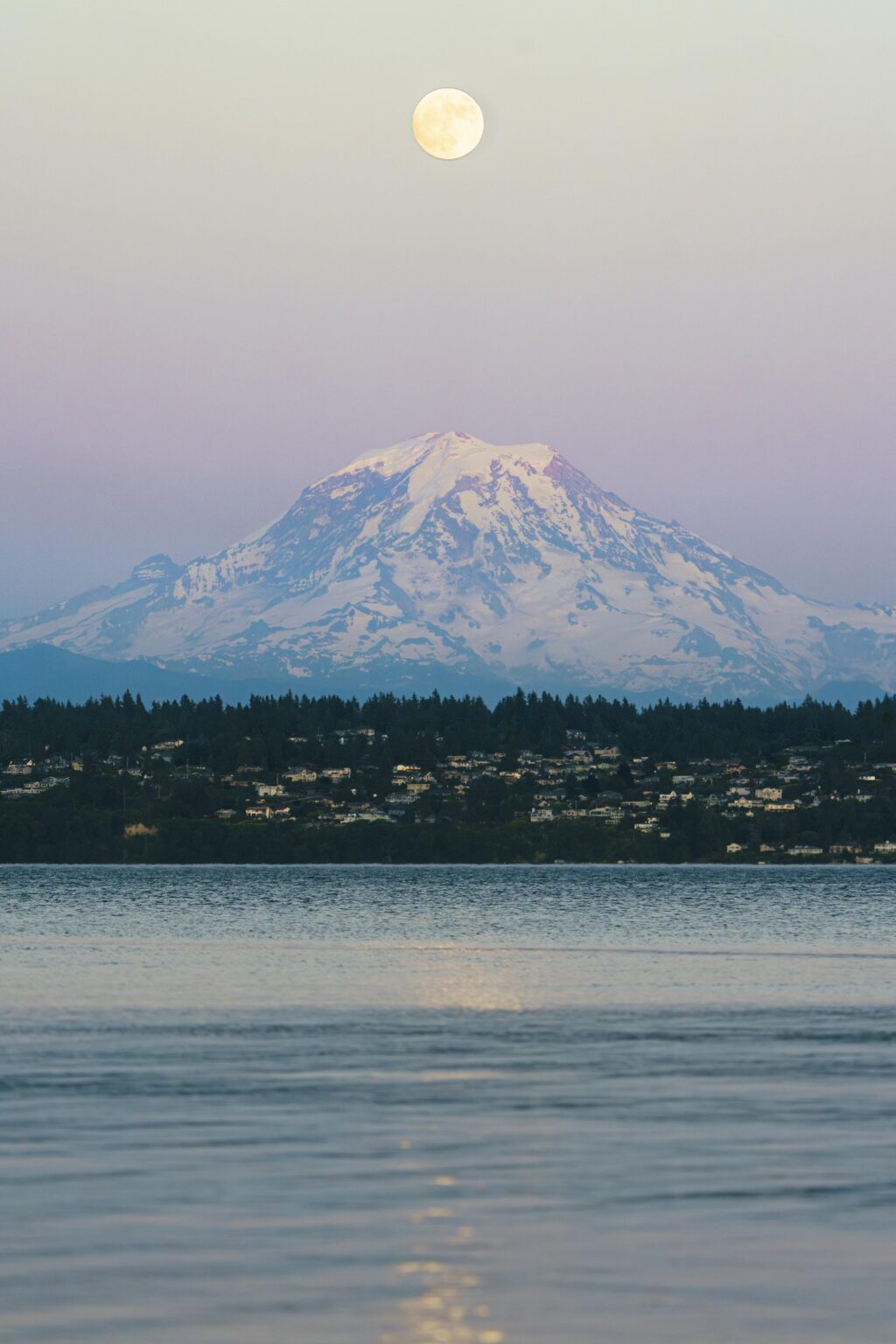 Mondrise über Tahoma / Mt. Rainier
