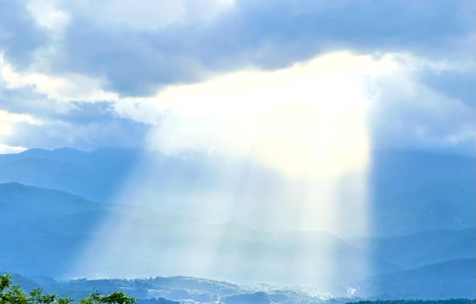 Scheint für einen Sonntag angemessen. Sonnenschein durch die Wolken über den Blue Ridge Mountains.