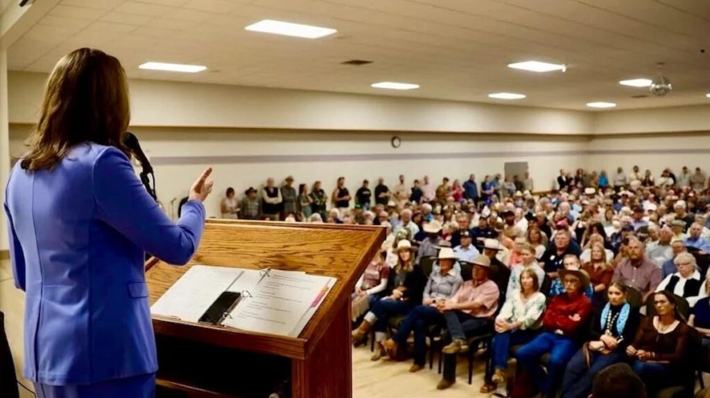 Bradley LaFortune: Ich ging zum Coal Town Hall von Danielle Smith in Fort MacLeod und hier ging es aus den Schienen