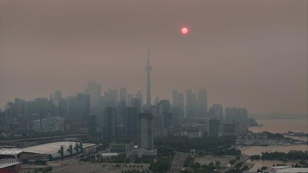 Der Umweltminister von Ontario sagte, "Wir sind auf dem richtigen Weg", um 2030 Klimaziele zu erreichen. Interne Dokumente sind anderer Meinung