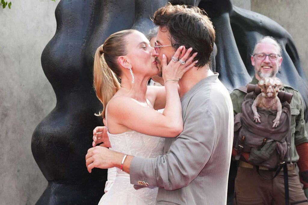 Scarlett Johansson erklärt ihre viralen Küsse mit Jonathan Bailey: "Ich habe viel Liebe zu geben"
