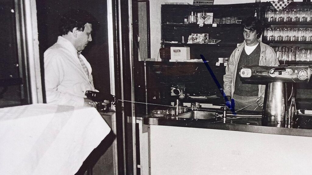 Estébák erschoss den Kellner mit einer Untermachungspistole ... Am Montag, dem 18. Mai 1987, näherten sich die Schlussstunden im Restaurant von Studentenká in Prags Dejwvice um 21.30 Uhr. Zu dieser Zeit ein Mann mit einer Submachine -Pistole aus Škorpion vz. 61 und verbrannte mehrere Dosen in Richtung der Bar. Also kannte ich diesen Fall nicht ...
