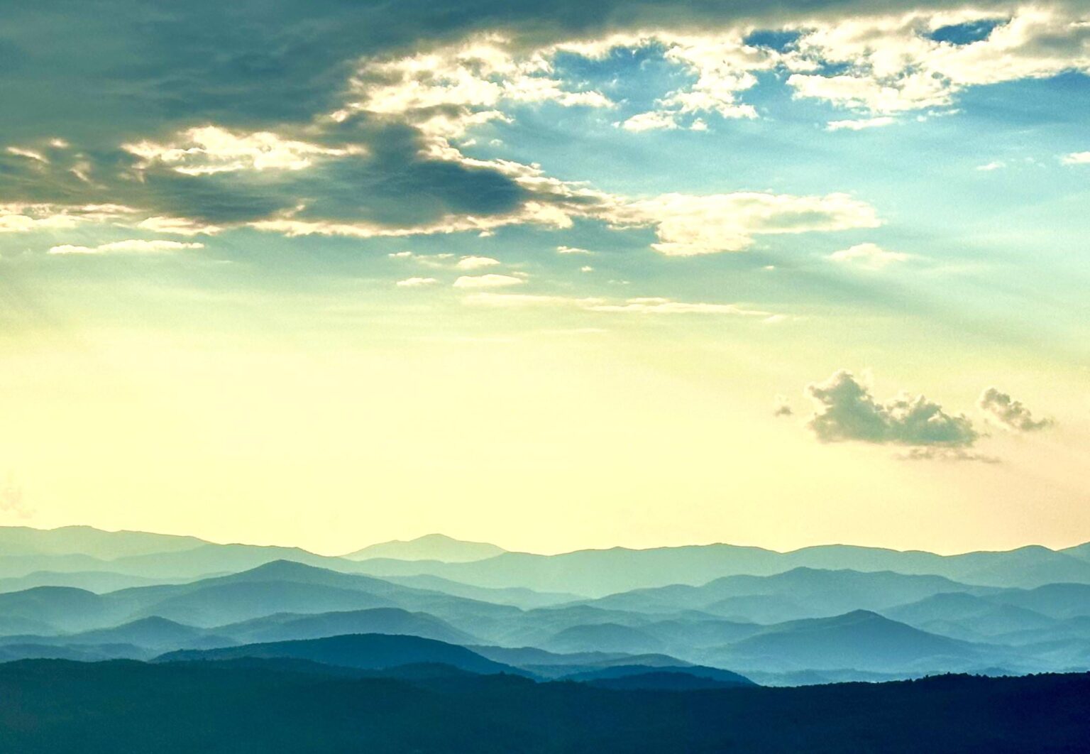 Oberteile der Blue Ridge Mountains oder Meereswellen?