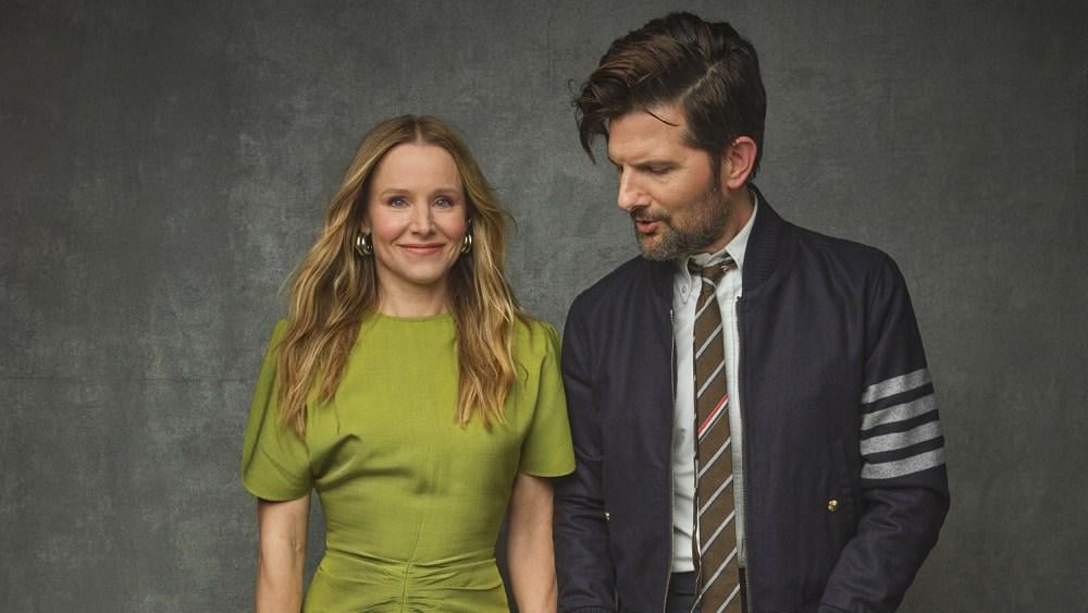 Kristen Bell schreibt Adam Scott, wenn sie wütend über "Abfindungs" -Cliffhanger ist und verzögert: "Warum dauert es so f - für neue Episoden?