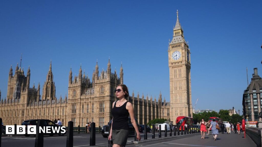 Die Temperaturen passieren 32 ° C, während das erste Gebiet in Großbritannien in die Hitzewelle eintritt