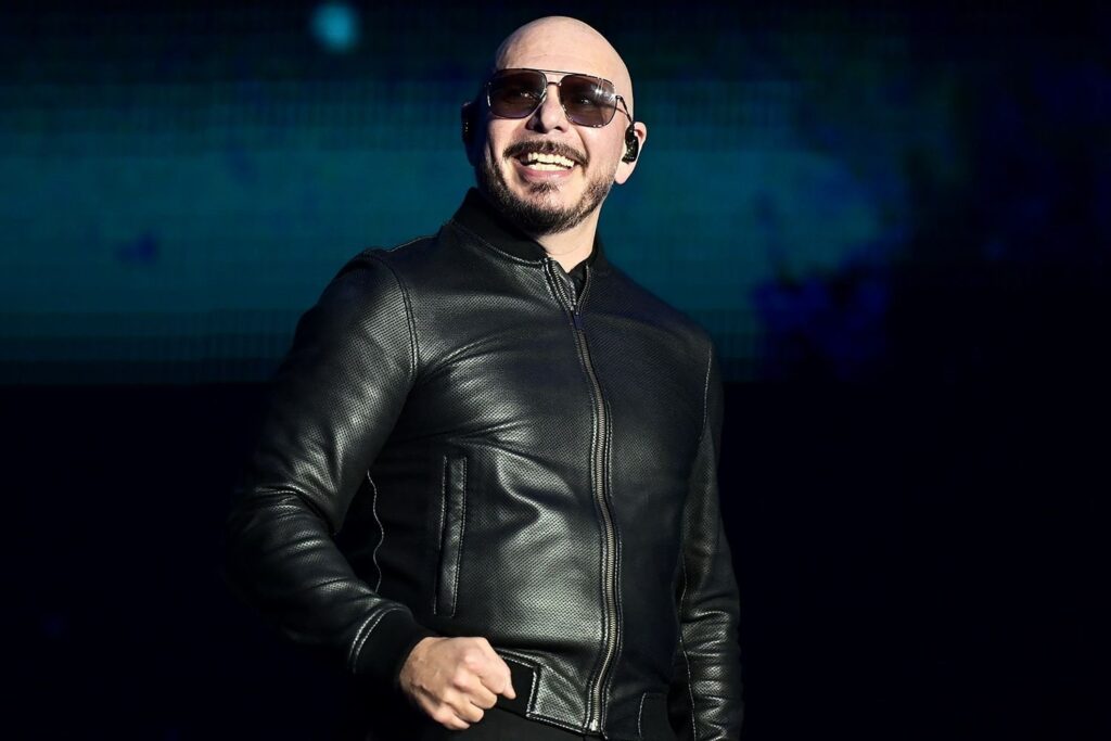 Pitbull erfreut sich an Fans, die sich als er bei Konzerten, kahlköpfigen Kappen und allem anziehen: "Es ist unbezahlbar"
