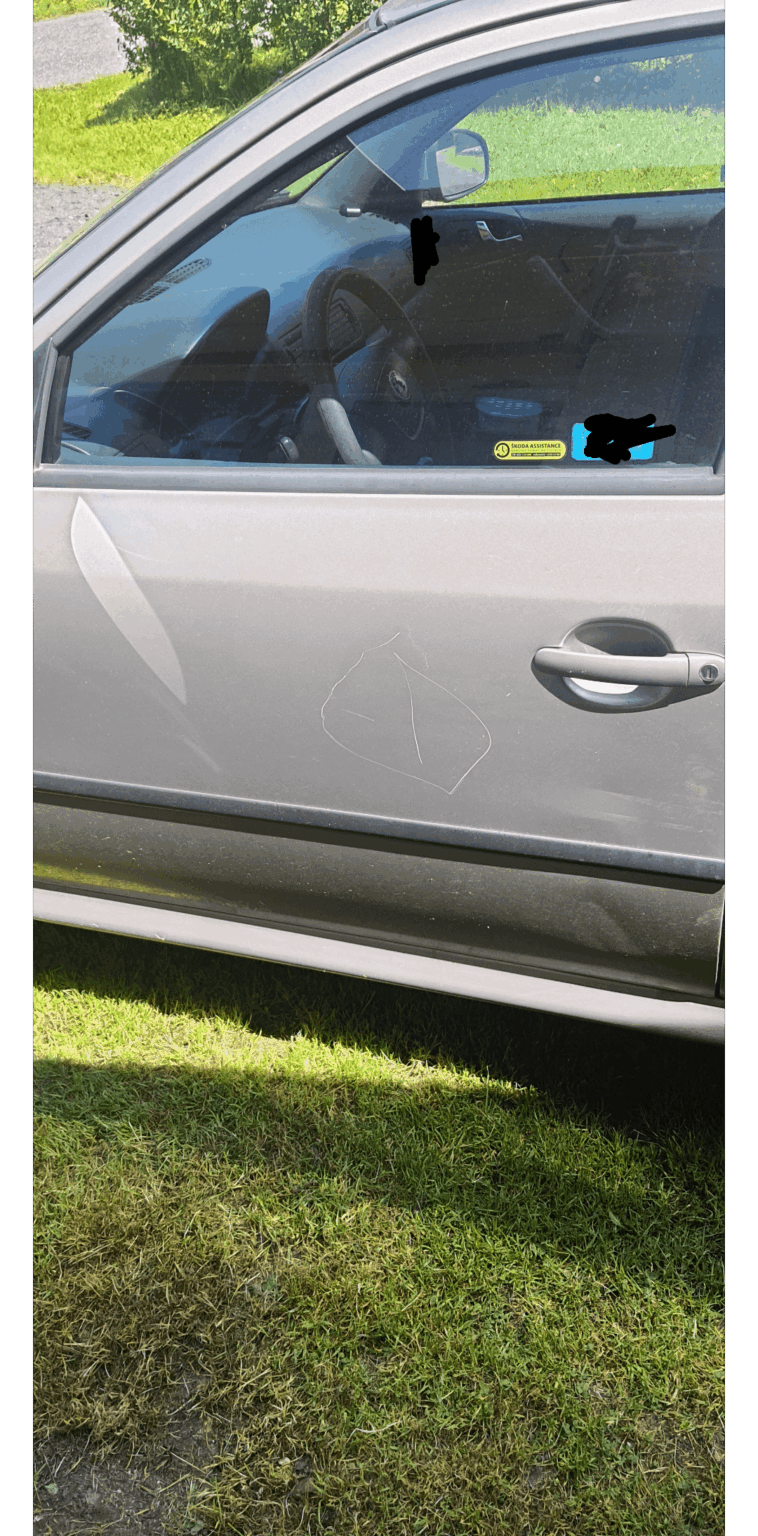Vielen Dank an denjenigen, der mein Auto mit einem Schlüssel zerkratzt hat