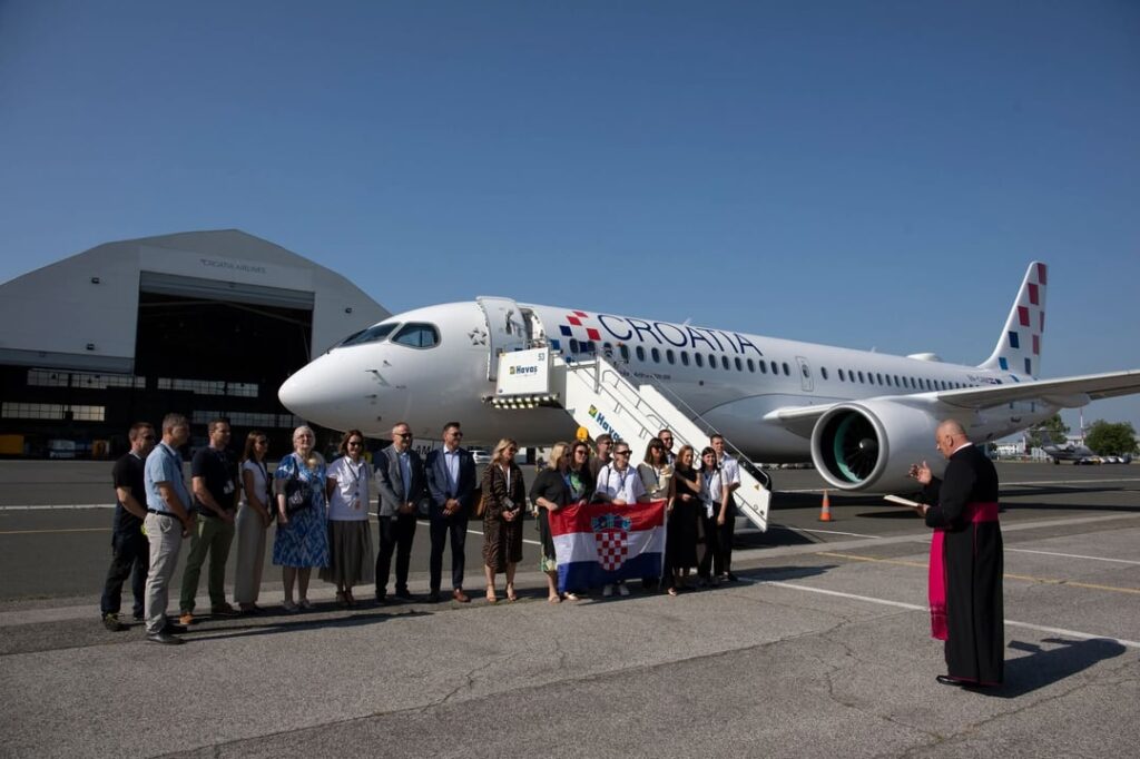 Der Priester gibt dem Flugzeug Segen für das Flugzeug ... Komödie aus der Komödie der Firma