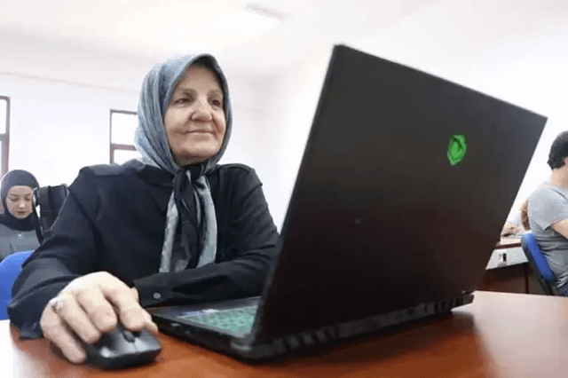 Eine 71 -jährige weibliche Grafikdesign in Kütahya beendete das Associate Degree -Programm