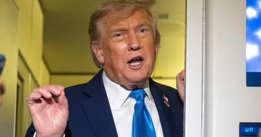 Donald Trump tobt bei Reporter, der sich weigert, sich an "positive" Fragen zu halten