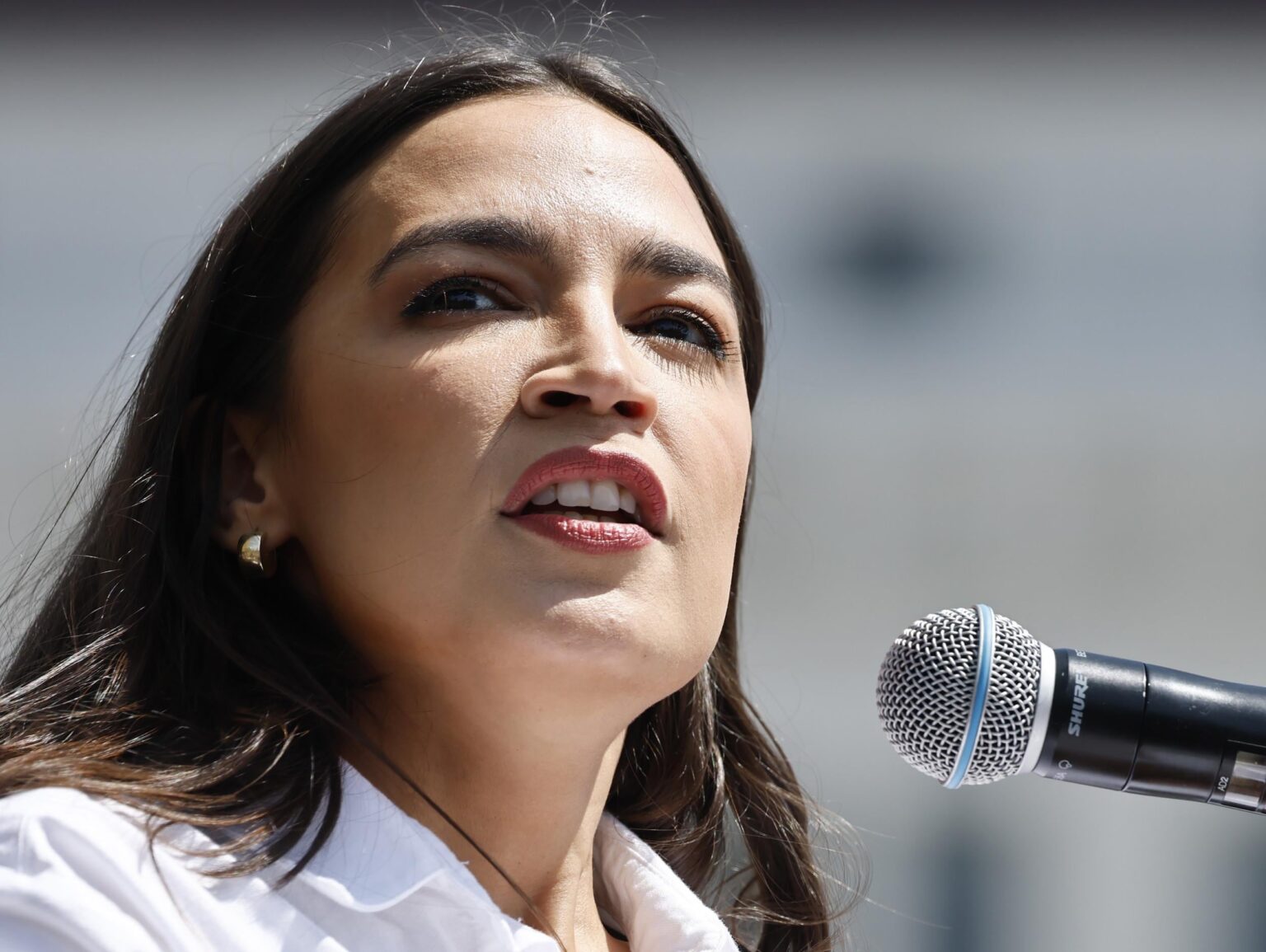 AOC sagt, Trumps Iran schlägt "eindeutig Gründe für Amtsenthebung".