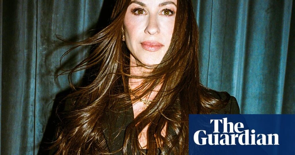 "Wenn Männer keinen Sex mit mir haben könnten, wussten sie nicht, was sie mit mir anfangen sollten": Alanis Morissette über Sucht, Befreiung von Midlife und die räuberischen 90er Jahre
