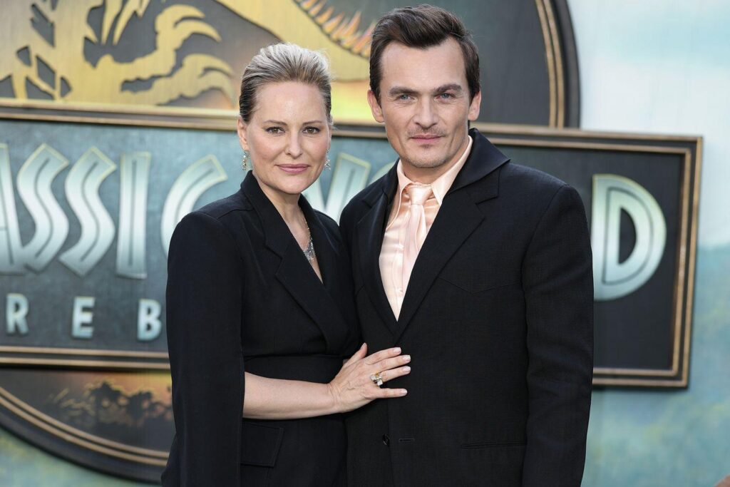 Rupert Friend vermisste die Geburt seiner Tochter, als er Jurassic World filmte - und "weinte meine Augen aus", als er auf FaceTime zuschaute