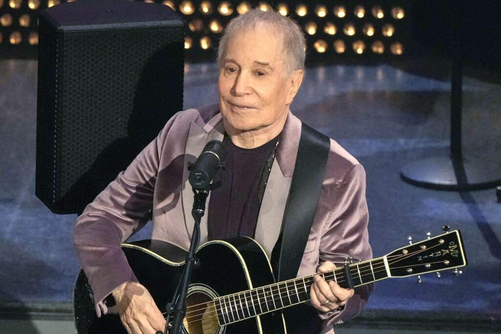 Paul Simon, 83, storniert 2 Shows aufgrund von "chronischen und intensiven Rückenschmerzen", die "unüberschaubar" geworden sind