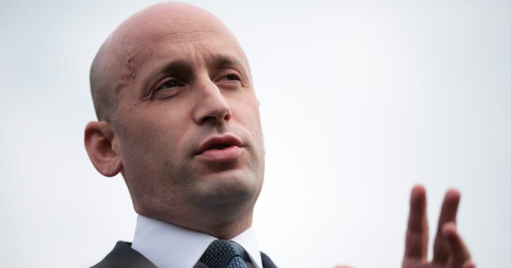 Stephen Miller beruft die rassistische Verschwörungstheorie, um Mamdani zu entlassen