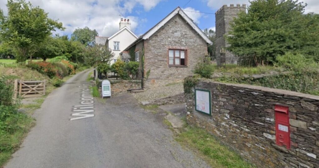 Dorfbewohner in Sleepy Little Devon Hamlet zerstört, als Reisende in 24 Stunden Feld aufreißen