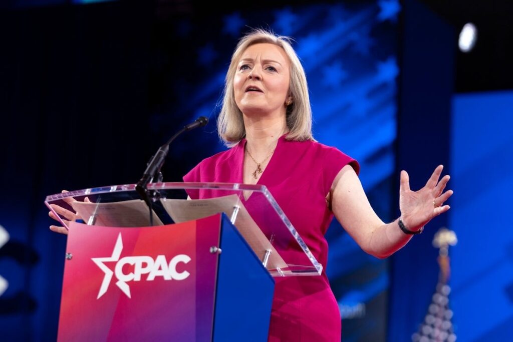 Liz Truss schlägt sich aus, als sich Tories für ihren katastrophalen Mini-Budget entschuldigen