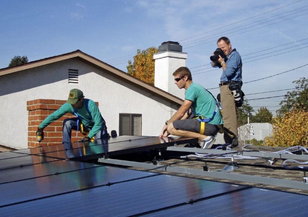 Großbritannien kleine Solarkosten stürzen sich, da sich die Konkurrenz für Installateure erhitzt