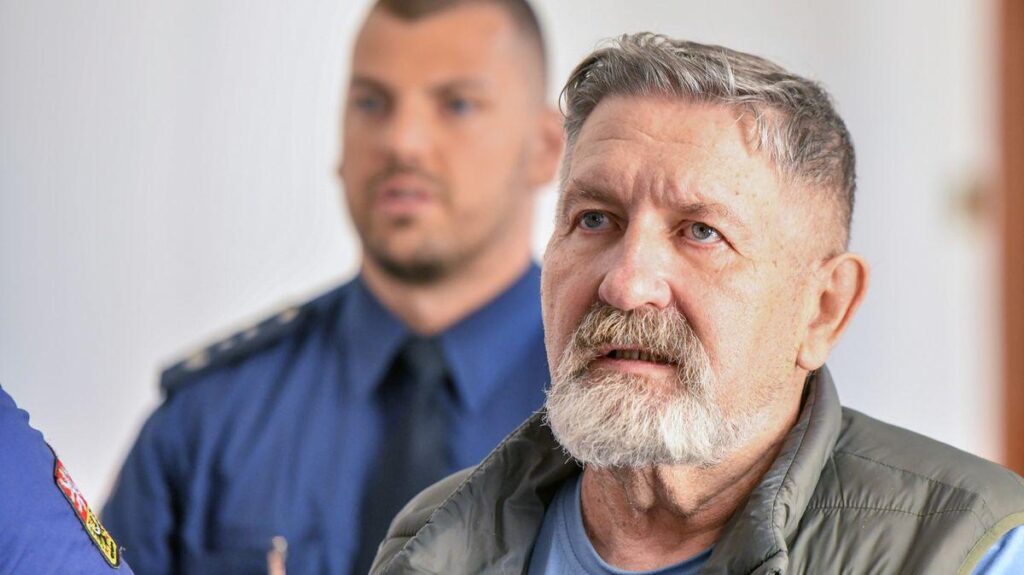 Hmm, jetzt habe ich interessante Details zu dem Fall gelesen, den ich hier gepostet habe, wie der Rentner einen Mann durchbohrt hat, der sich auf den Weg machte: Jiří Chmelarčík - Stbák und "Judr". An der SNB College ist er seit fünf Jahren Mitglied der Ja -Bewegung ... Karriere, wie Wein 😙👌