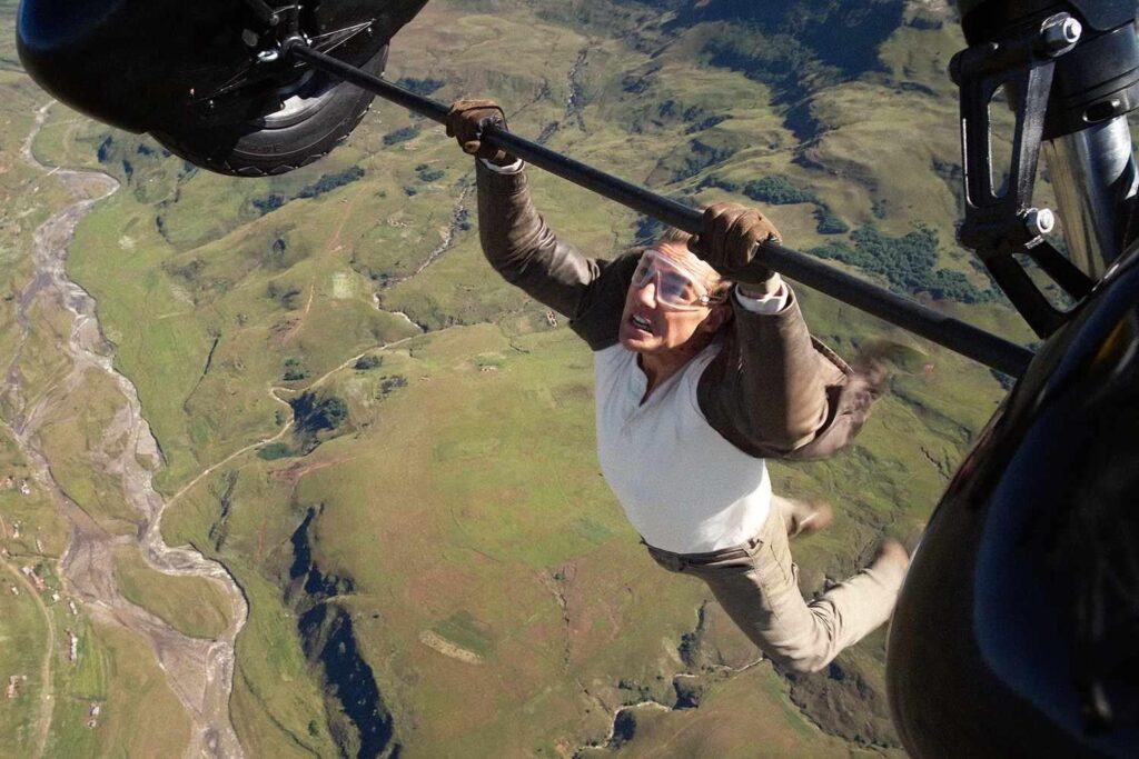 Rob Lowe und Ralph Macchio denken darüber nach, ob Tom Cruise seine eigenen Stunts macht: "Lassen Sie uns jetzt ein Gerücht beginnen."