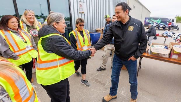 Manitoba Premier Hinweise darauf, dass Notfallbefugnisse für Waldfeuer -Evakuierte eröffnet werden