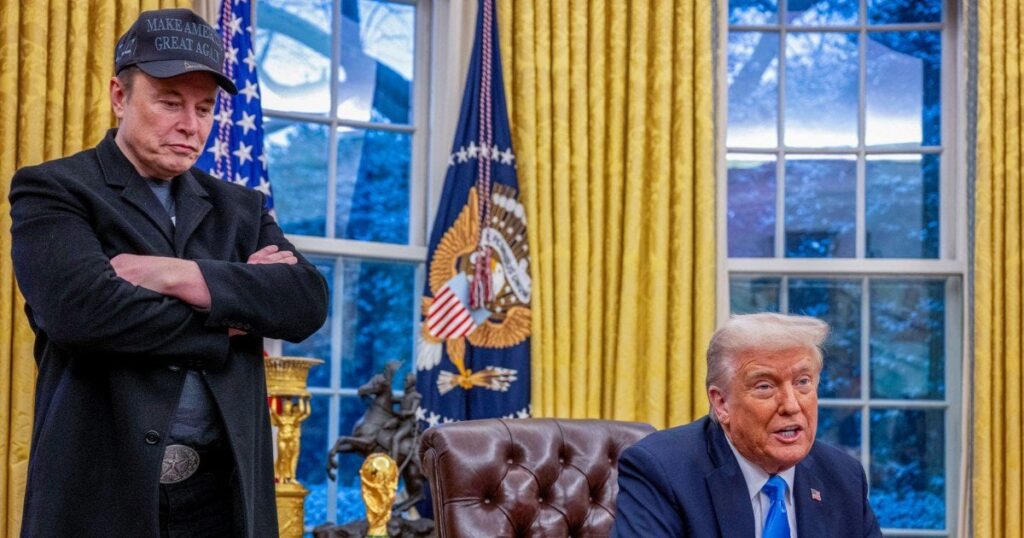 Trump sagt "Elon Musk wird sehr ernsthafte Konsequenzen haben", wenn er demokratische Kandidaten finanziert