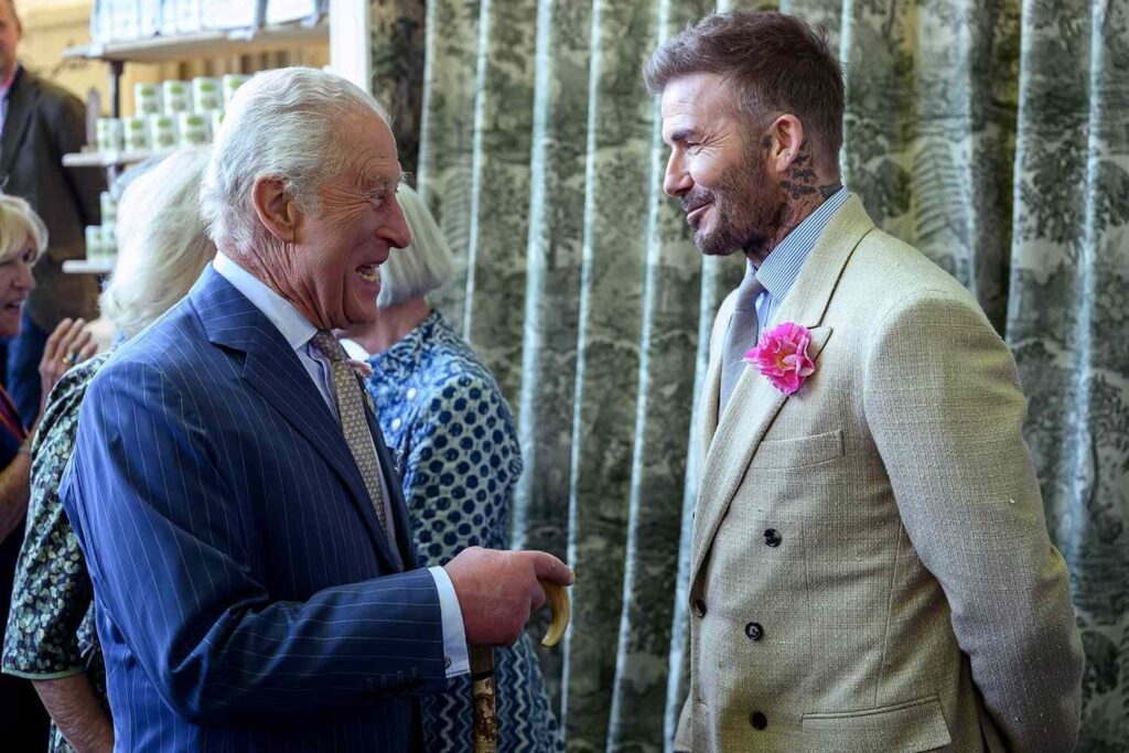 David Beckham, der von König Charles geschlagen wurde, wobei Frau Victoria ‚Lady Beckham‘ wurde David Beckham, der von König Charles geschlagen wurde, wobei Frau Victoria 'Lady Beckham' wurde