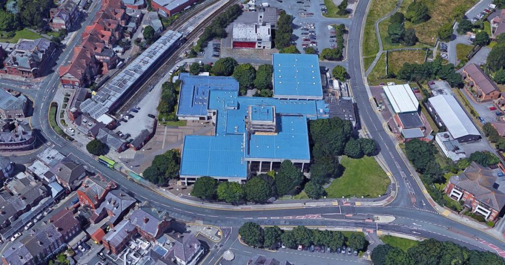 Junge Frauen „fühlten sich zu unangenehm“, um Wirral Swimming Pool zu benutzen, weil „Menschen in“ sehen konnten „ Junge Frauen "fühlten sich zu unangenehm", um Wirral Swimming Pool zu benutzen, weil "Menschen in" sehen konnten "