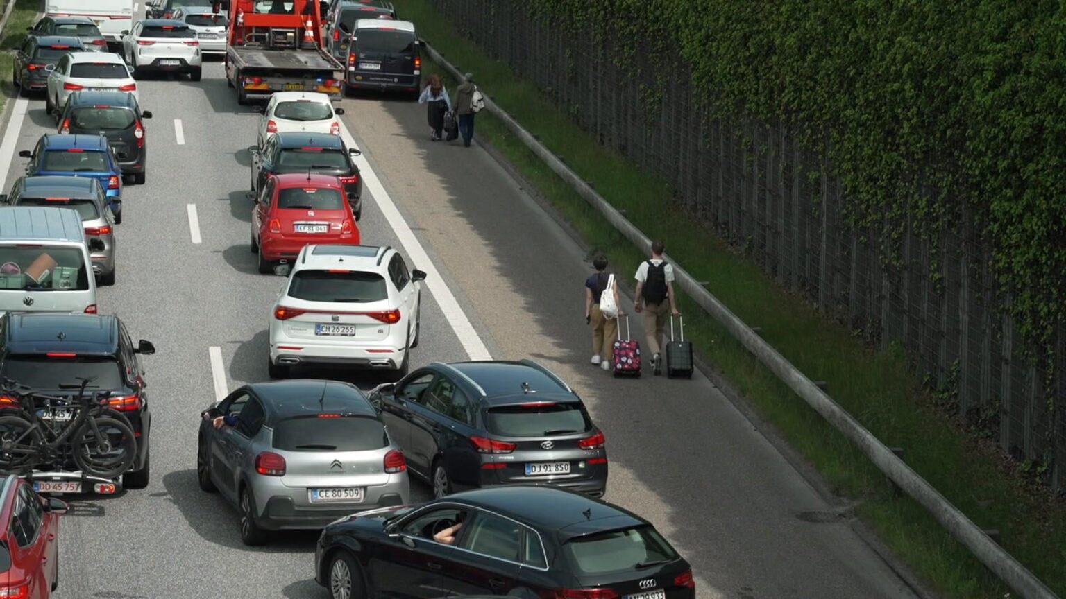 Polizei: Die Warteschlange auf der Autobahn hat Menschen in Verzweiflung zum Einkaufen gebracht