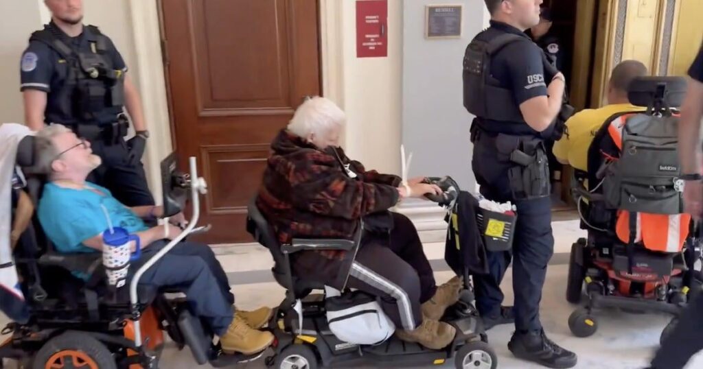 COPS ZIP-TIE ältere Anti-Trump-Demonstranten im Rollstuhl