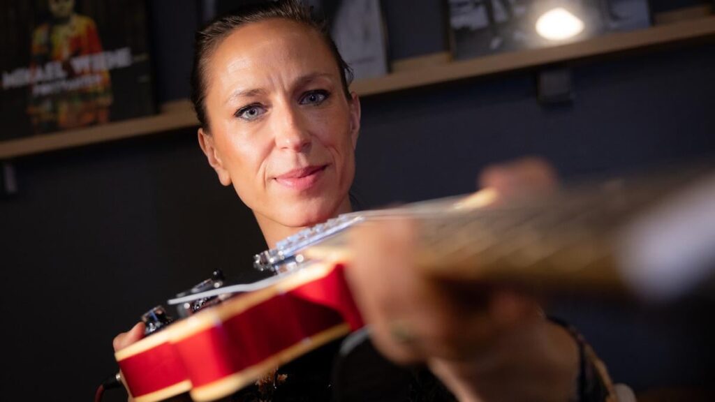 Ein Jahr nach der Offenlegung: Jetzt müssen neue Empfehlungen den Sexismus in der Musikindustrie einstellen Ein Jahr nach der Offenlegung: Jetzt müssen neue Empfehlungen den Sexismus in der Musikindustrie einstellen