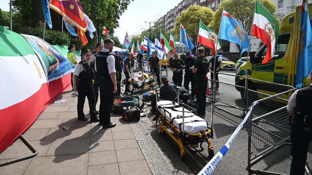 Angriff in der iranischen Botschaft: Zwei Pro -israelische Demonstranten, die nach dem Einrichten ins Krankenhaus gebracht wurden - als Polizei sechs Männer verhaftet