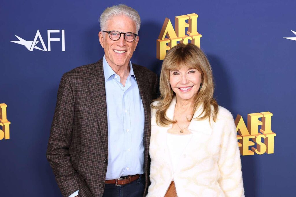 Ted Danson enthüllt Frau Mary Steenburgen spielt sein Liebesinteresse am Menschen in der Inside -Staffel 2: „Wir sind für die Liebe zu verliebt“. Ted Danson enthüllt Frau Mary Steenburgen spielt sein Liebesinteresse am Menschen in der Inside -Staffel 2: "Wir sind für die Liebe zu verliebt".