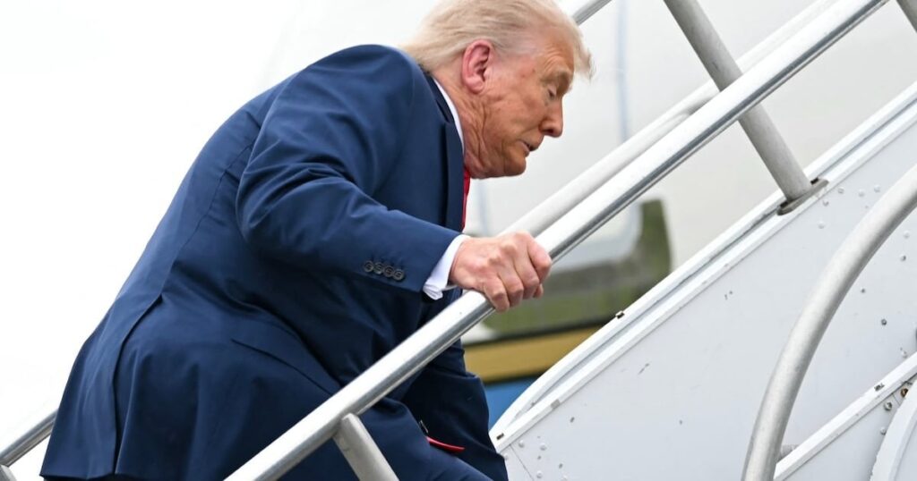 Trump, 78, stolpert Stossel und Treppe zur Luftwaffe eins | Der Moment erinnerte sich an ein ähnliches Koordinationsfummel des ehemaligen Präsidenten Joe Biden.