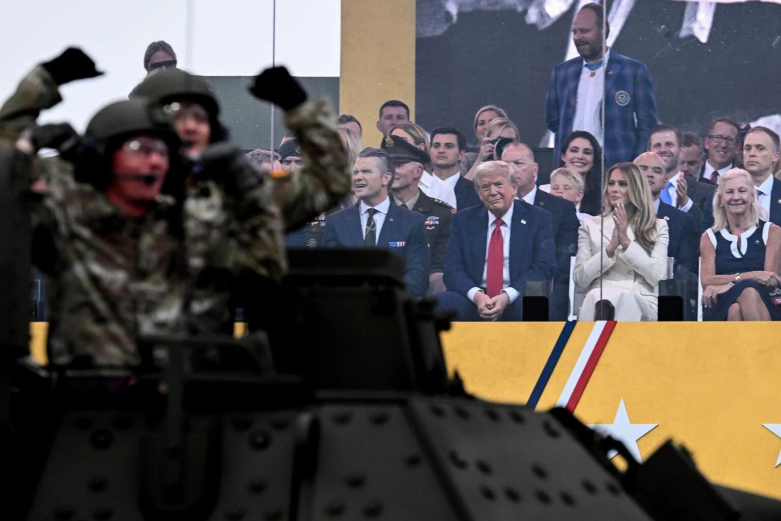 Fox News beschuldigt, gefälschte Applaus während der Trump Parade Live -Stream hinzugefügt zu haben: „Sie mussten ihm helfen“ Fox News beschuldigt, gefälschte Applaus während der Trump Parade Live -Stream hinzugefügt zu haben: "Sie mussten ihm helfen"