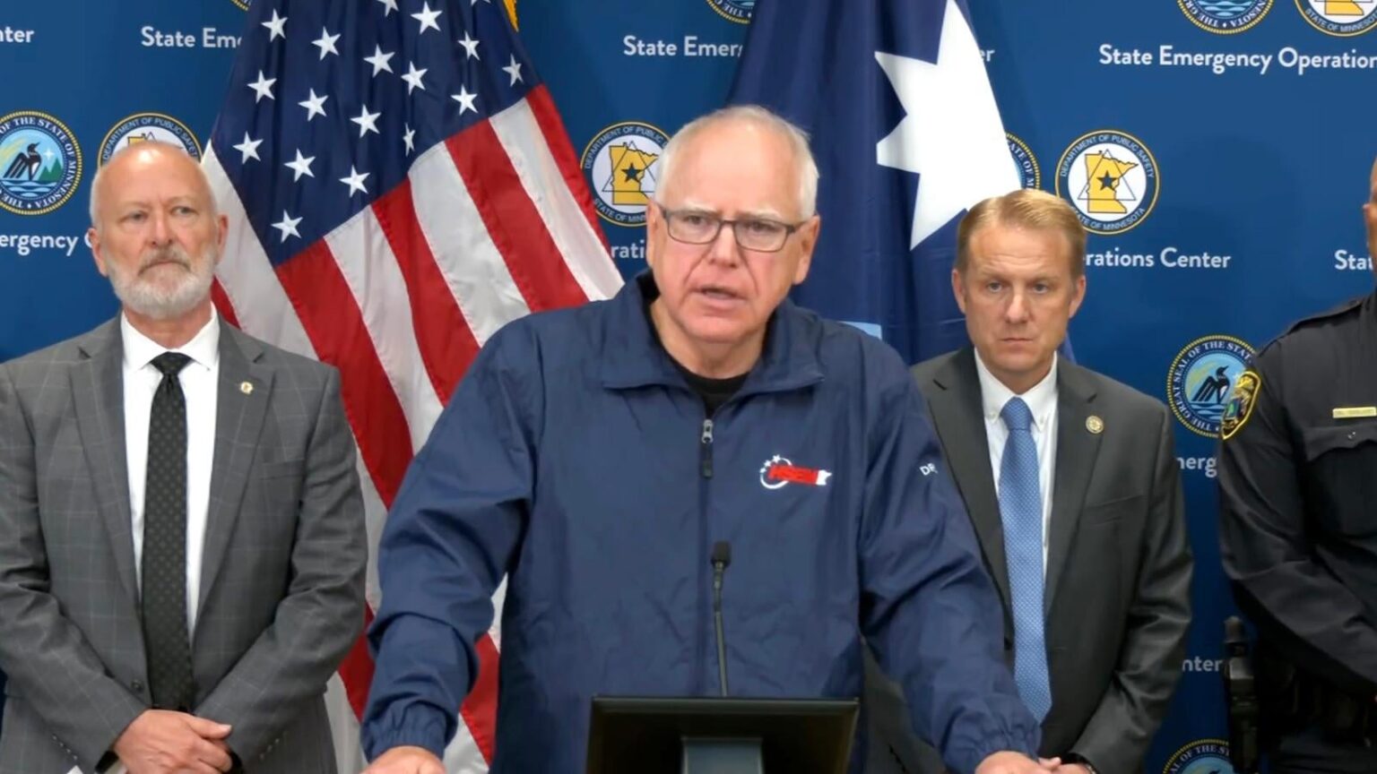 Trump sagt, er könnte Walz nach Minnesota -Schießereien anrufen, nennt ihn „grobkompetent“. Trump sagt, er könnte Walz nach Minnesota -Schießereien anrufen, nennt ihn "grobkompetent".