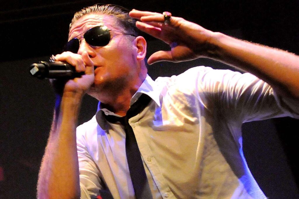 Nitzer Ebb Frontmann Douglas McCarthy stirbt bei 58, nachdem Leberzirrhose Streitkräfte zum Touring endet